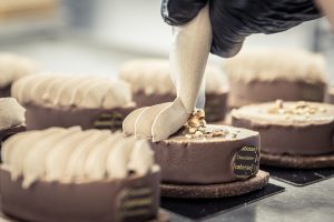 Tarte poire chocolat dans cuisine Academie Broglé Cuisines.